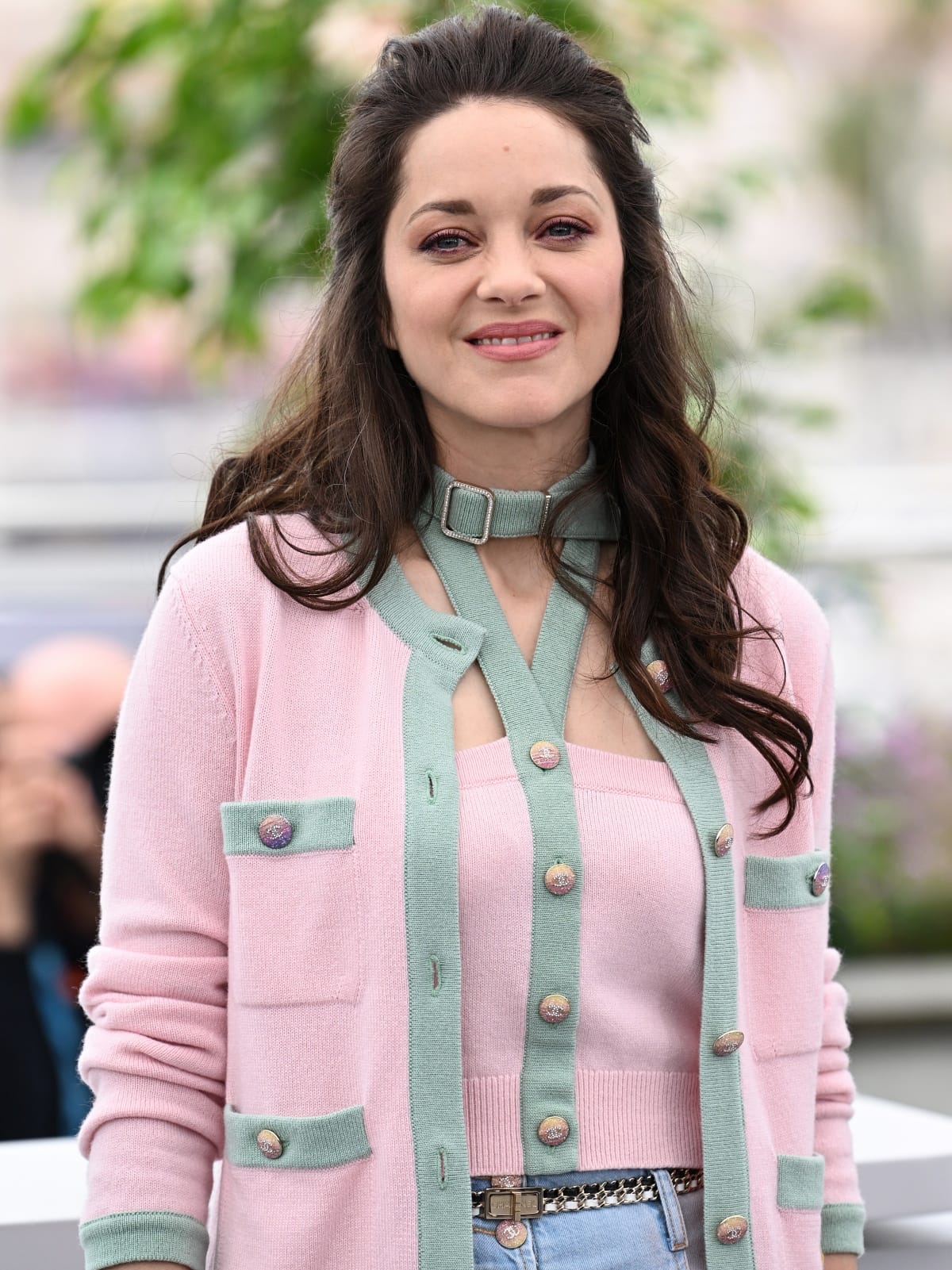 Marion Cotillard’s beauty look consisted of minimal makeup, swept-back waves, and pieces from Chanel Fine Jewelry for a touch of sparkle