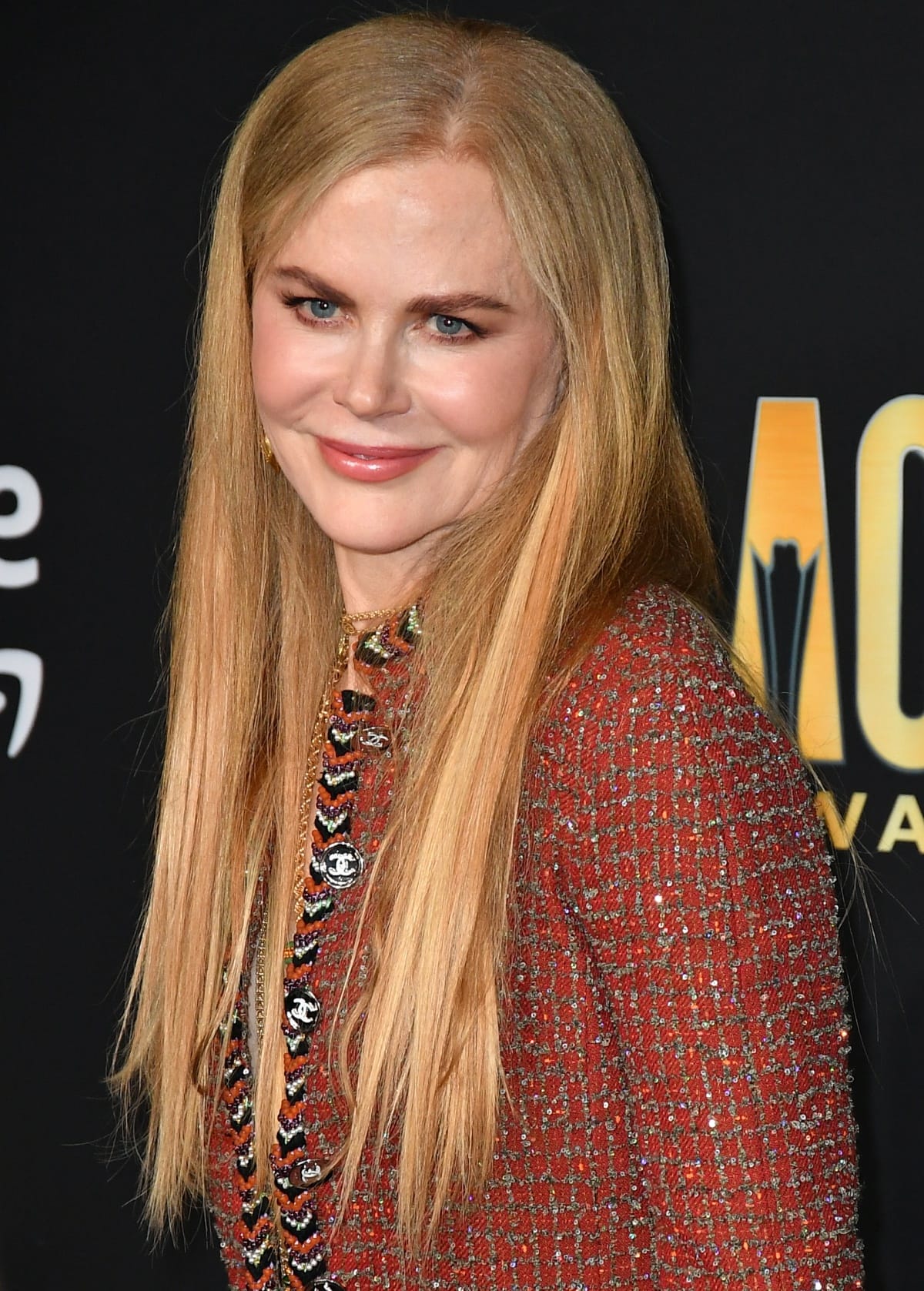 Nicole Kidman’s simple yet elegant beauty look consisted of a sleek and straight hairstyle, a rosy blush, and a pink lip