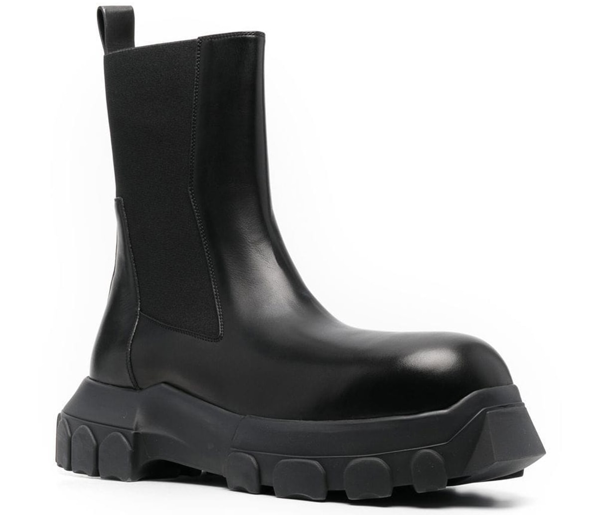 These Rick Owens leather ankle boots are made of 100% leather and feature round toes, elasticated side panels, and chunky rubber soles