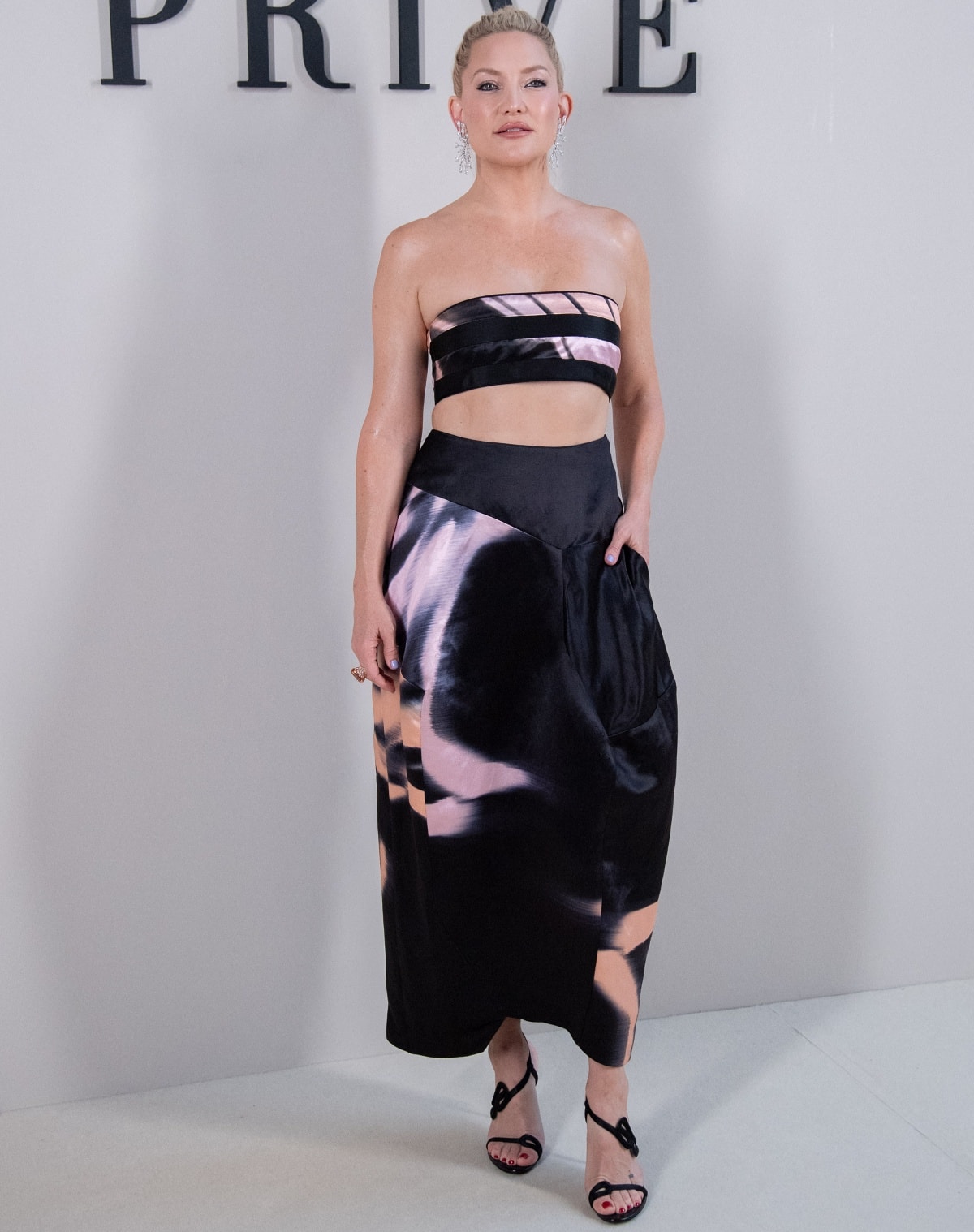 Kate Hudson finished the Armani Privè look with minimalist black strappy stiletto sandals, their slim ankle ties and delicate toe straps adding lift without competing with the bold printed skirt