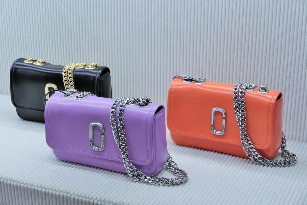 The hardware on a genuine Marc Jacobs handbag should be made of high-quality materials