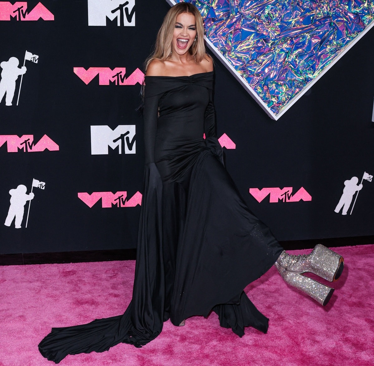 Rita Ora standing out from the crowd in Marc Jacobs Fall 2023 shimmering silver platform heels