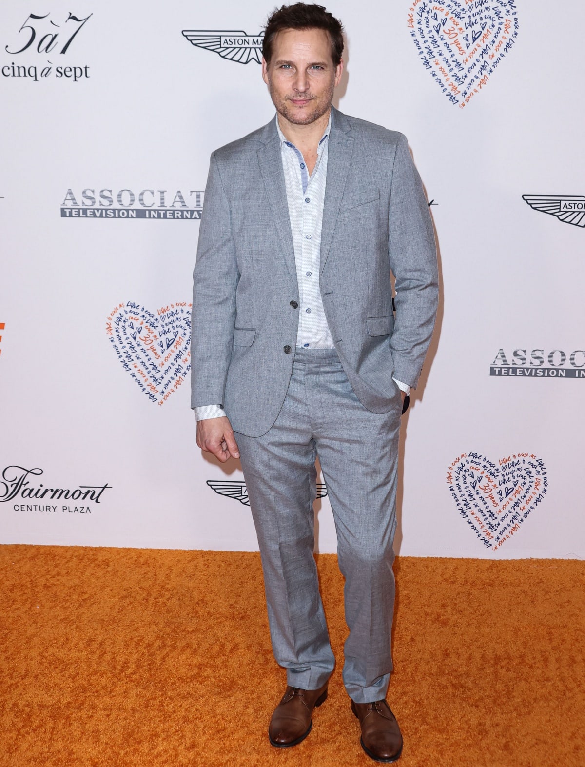 Peter Facinelli kept it classic and cool in a light grey suit with a subtly patterned shirt and brown leather shoes, striking the perfect balance between relaxed and refined on the orange carpet