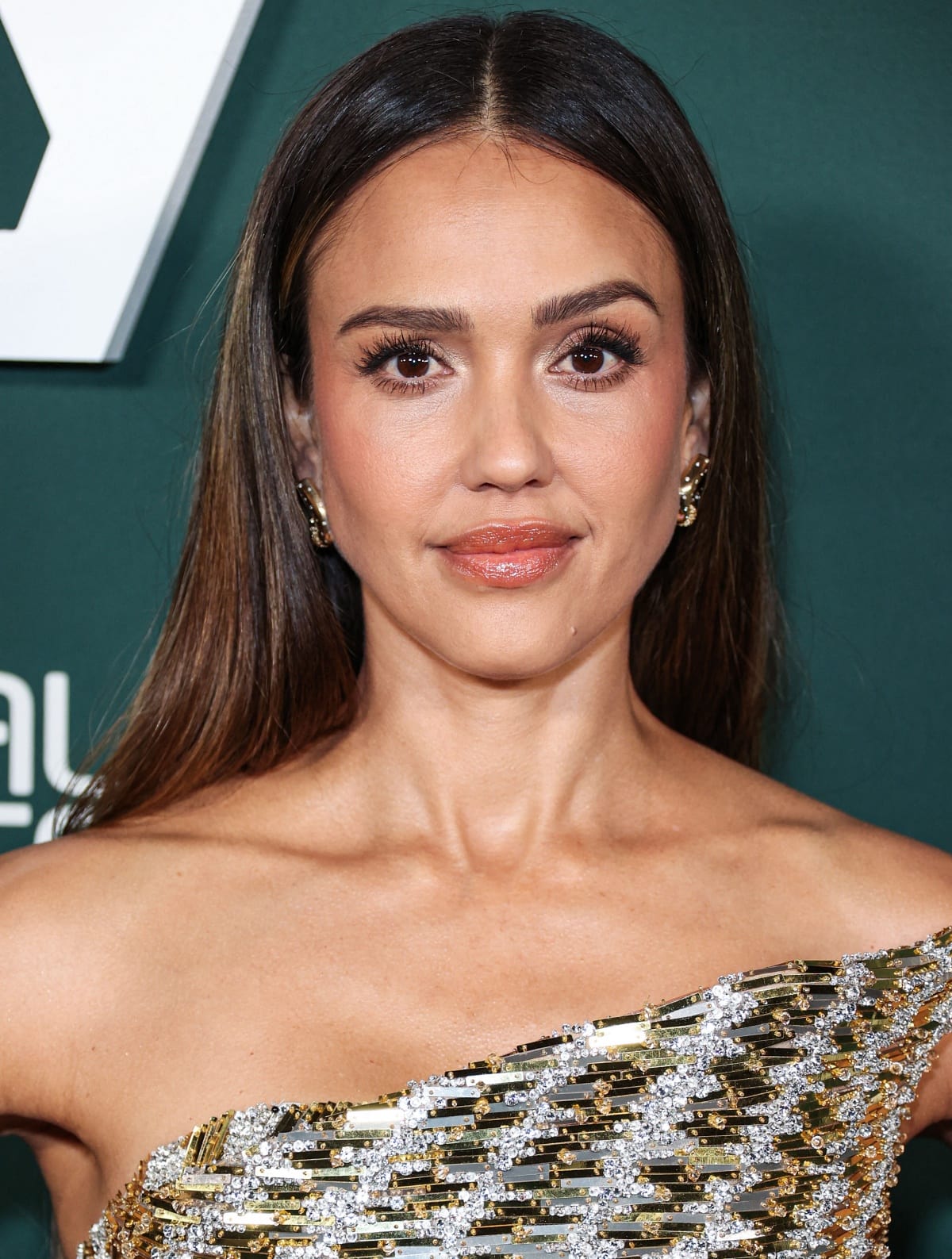 Jessica Alba’s beauty look consisted of a glossy chocolate brown lip, pink eyeshadow and blush, and pin-straight brunette hair