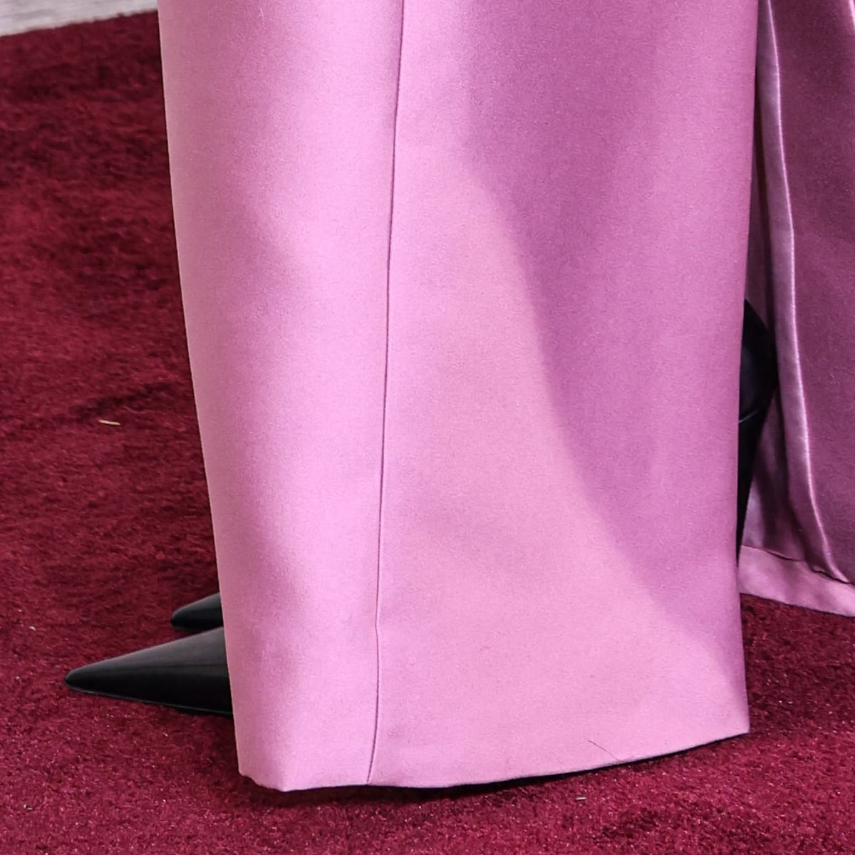 Hidden beneath the hem of her satin Prada gown, Hailee Steinfeld’s sleek black pointed-toe heels subtly elongated her silhouette, adding a polished finish to her refined Golden Globes look