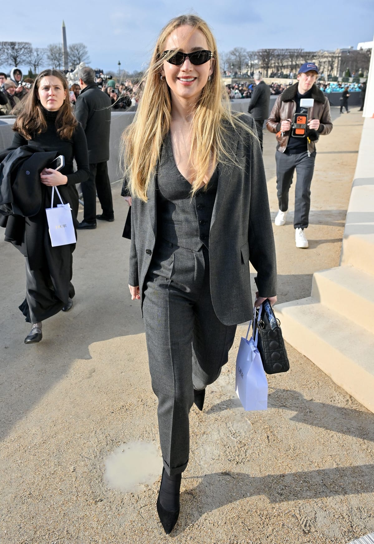 Captured on her way to the Christian Dior Fall/Winter 2024-2025 fashion show, Jennifer Lawrence exudes confidence and elegance in a head-to-toe Dior ensemble, showcasing the star's longstanding affiliation with the French luxury fashion house