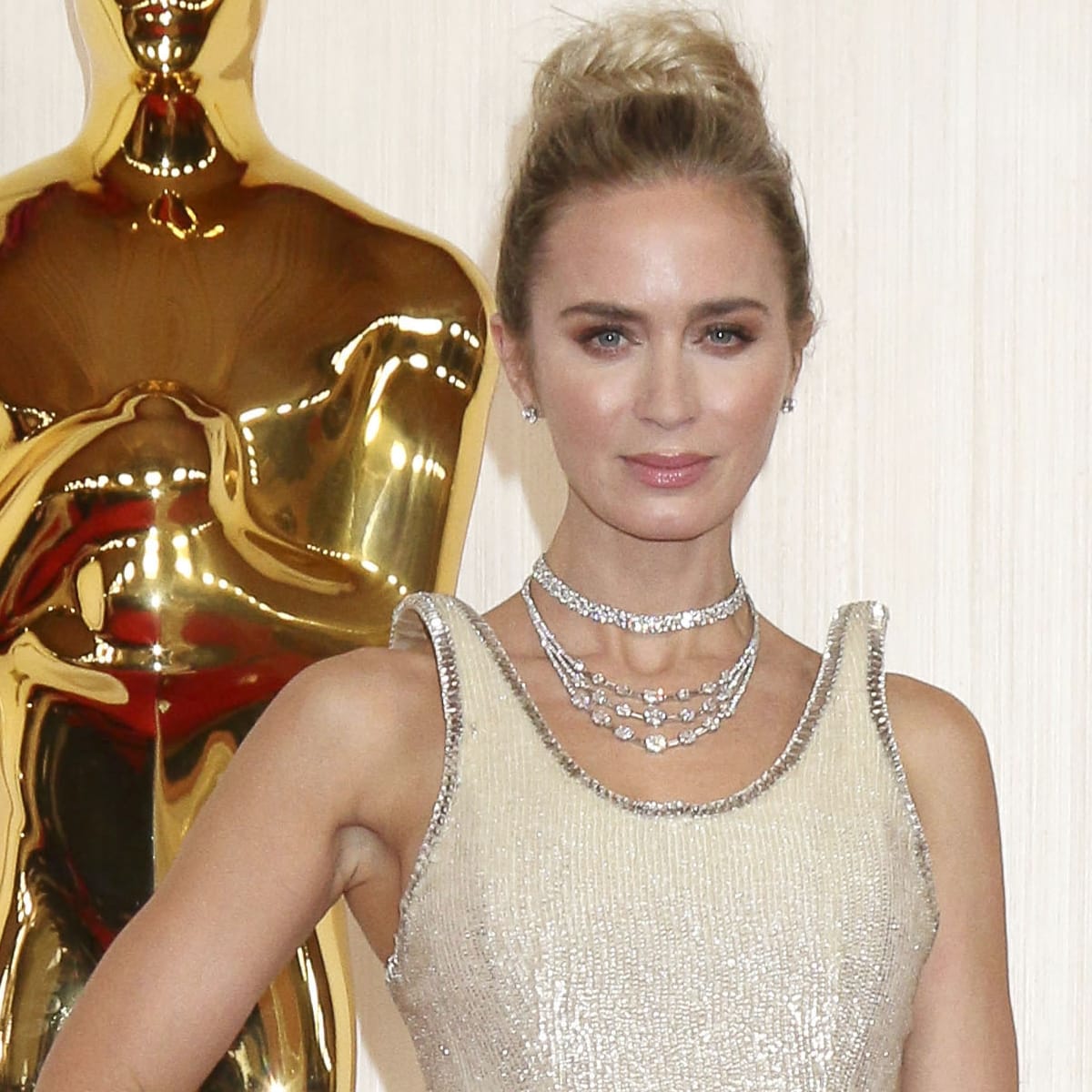 Emily Blunt paired her Schiaparelli gown with a Tiffany Co. three-layer diamond necklace, boasting over 60 carats and nearly 700 precious stones, adding a radiant elegance to her ensemble