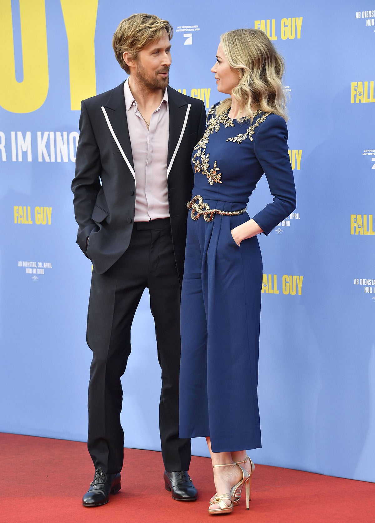 Ryan Gosling is handsome in head-to-toe Gucci consisting of a blazer, a mauve shirt, and oxford shoes