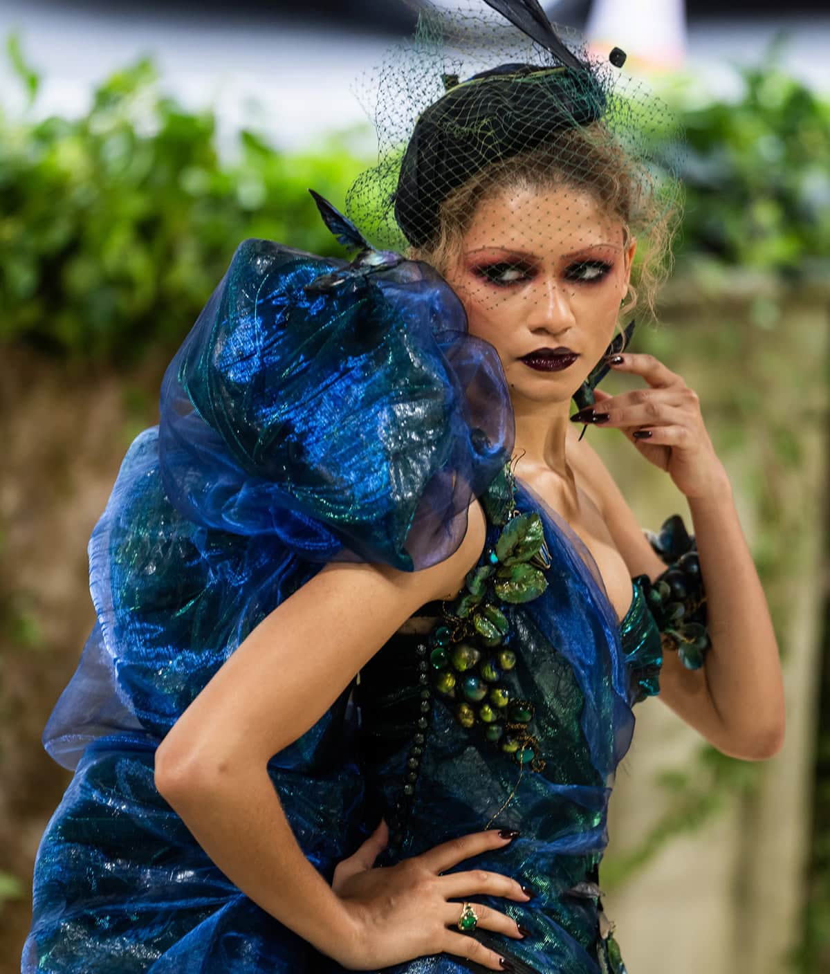 Zendaya pairs her iridescent blue and emerald green gown with her emerald Bulgari jewelry