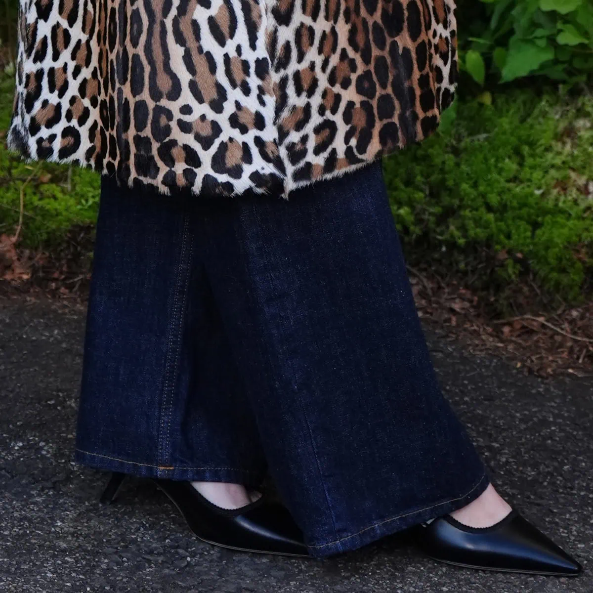 Jennifer Lawrence grounded her look with Dior’s iconic J’Adior slingback pumps, the sleek pointed-toe silhouette and signature ribbon adding a refined, Parisian finish to her understated ensemble