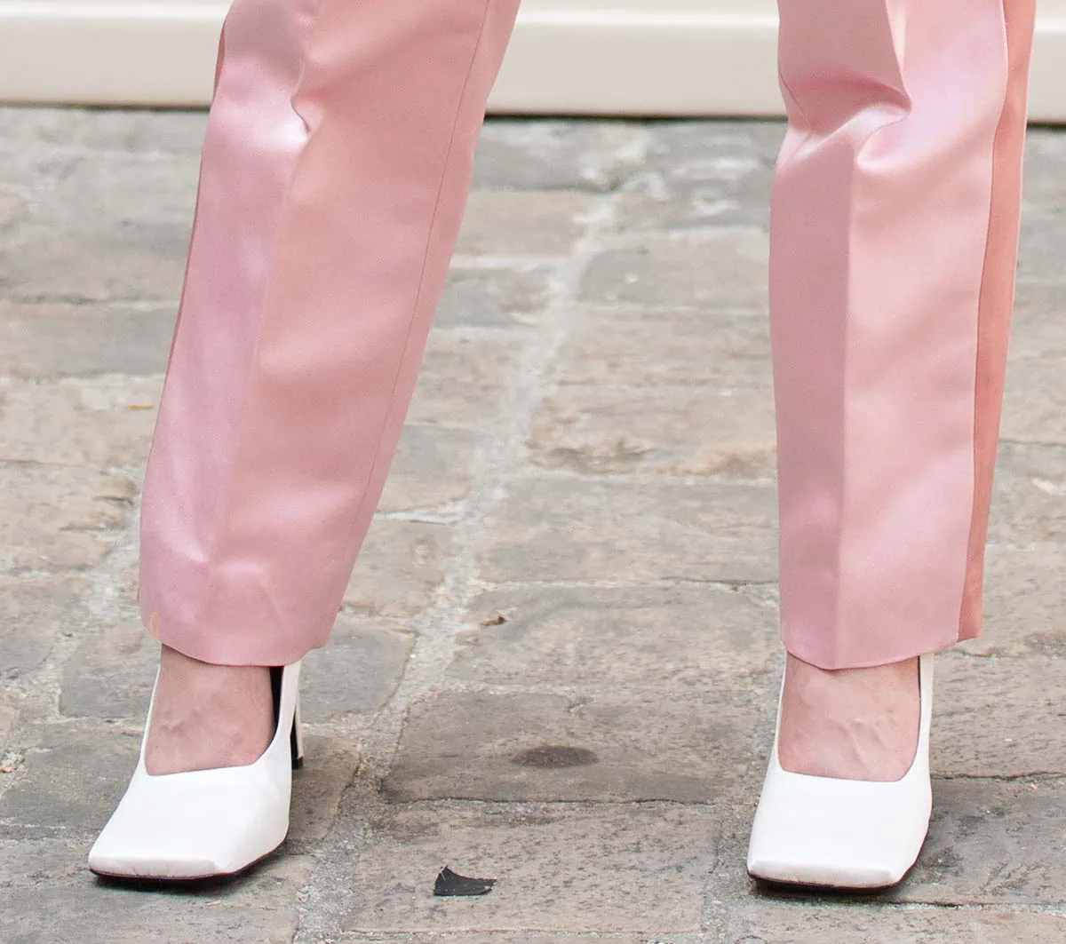 Sadie Sink completes her elegant and feminine ensemble with white square-toed pumps