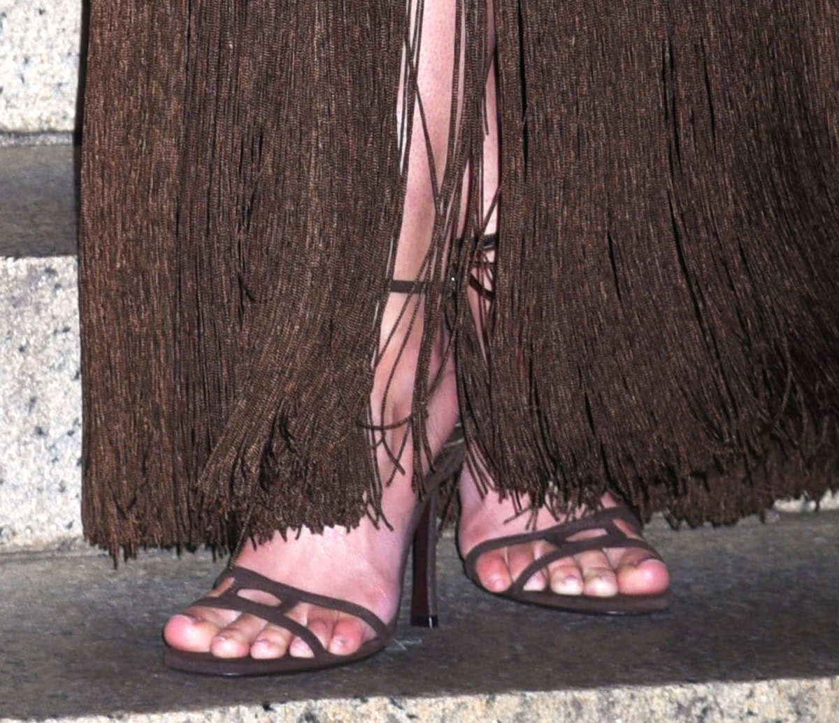 Kelsea Ballerini channels earthy elegance in the reissued Jimmy Choo “1998 Leo” sandals from the brand’s Archive Collection, crafted in rich brown suede with delicate straps that nod to the label’s late-’90s roots