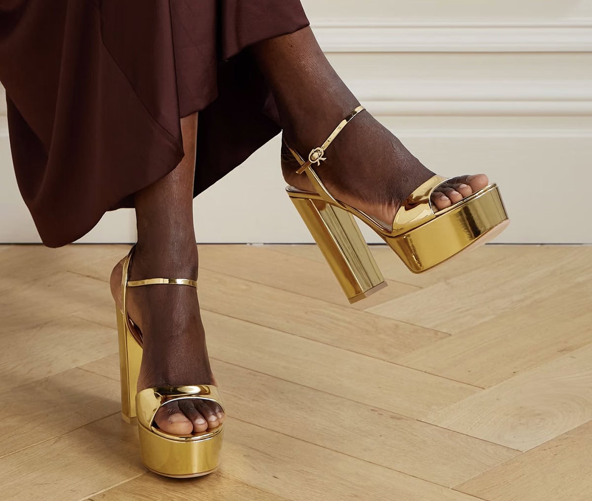 Kirsten Dunst wears the “Marlena” mirror metallic gold-tone platform sandals by Gianvito Rossi