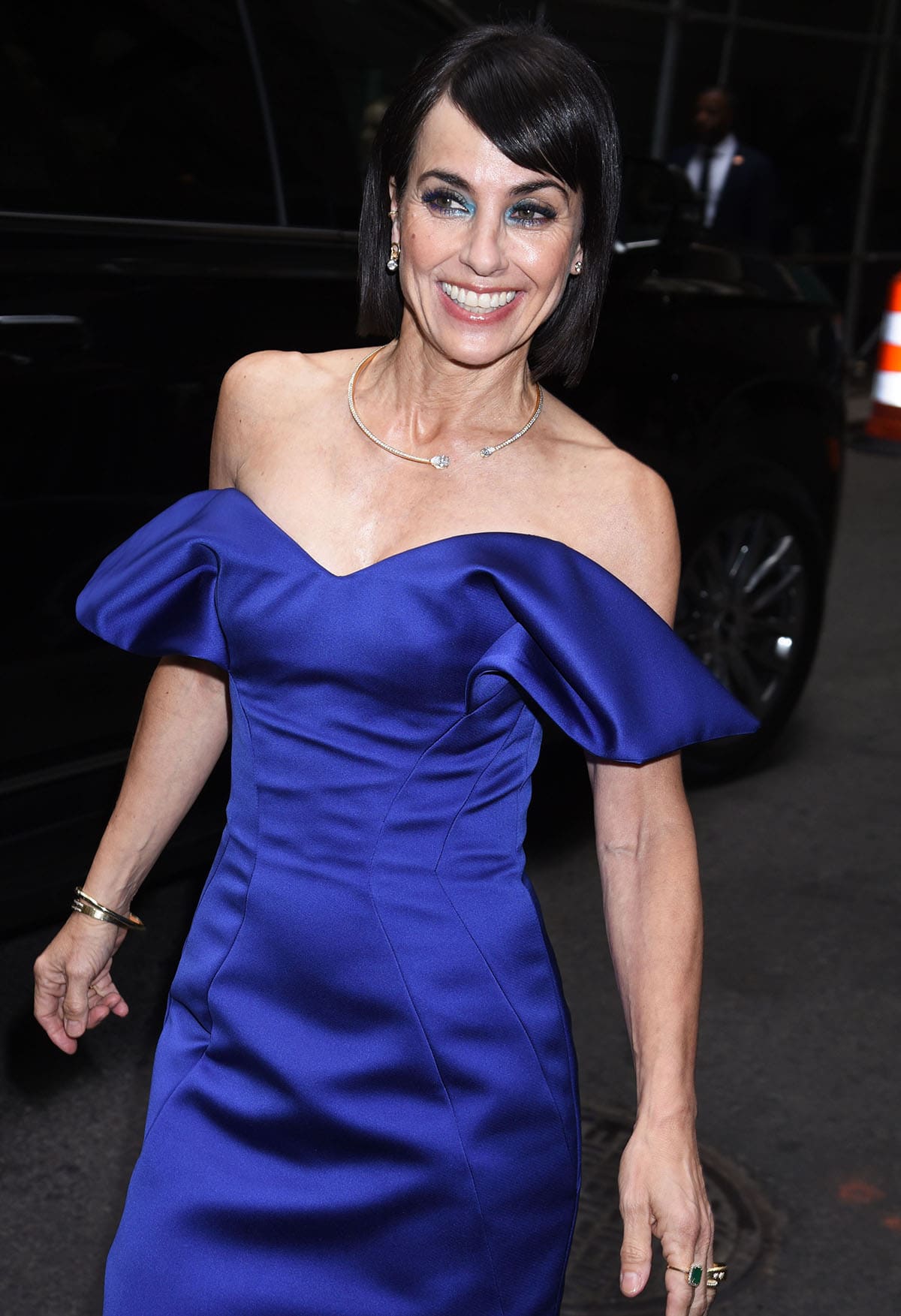 Constance Zimmer teams her black-and-white pumps with a cobalt blue Pamella Roland off-the-shoulder gown