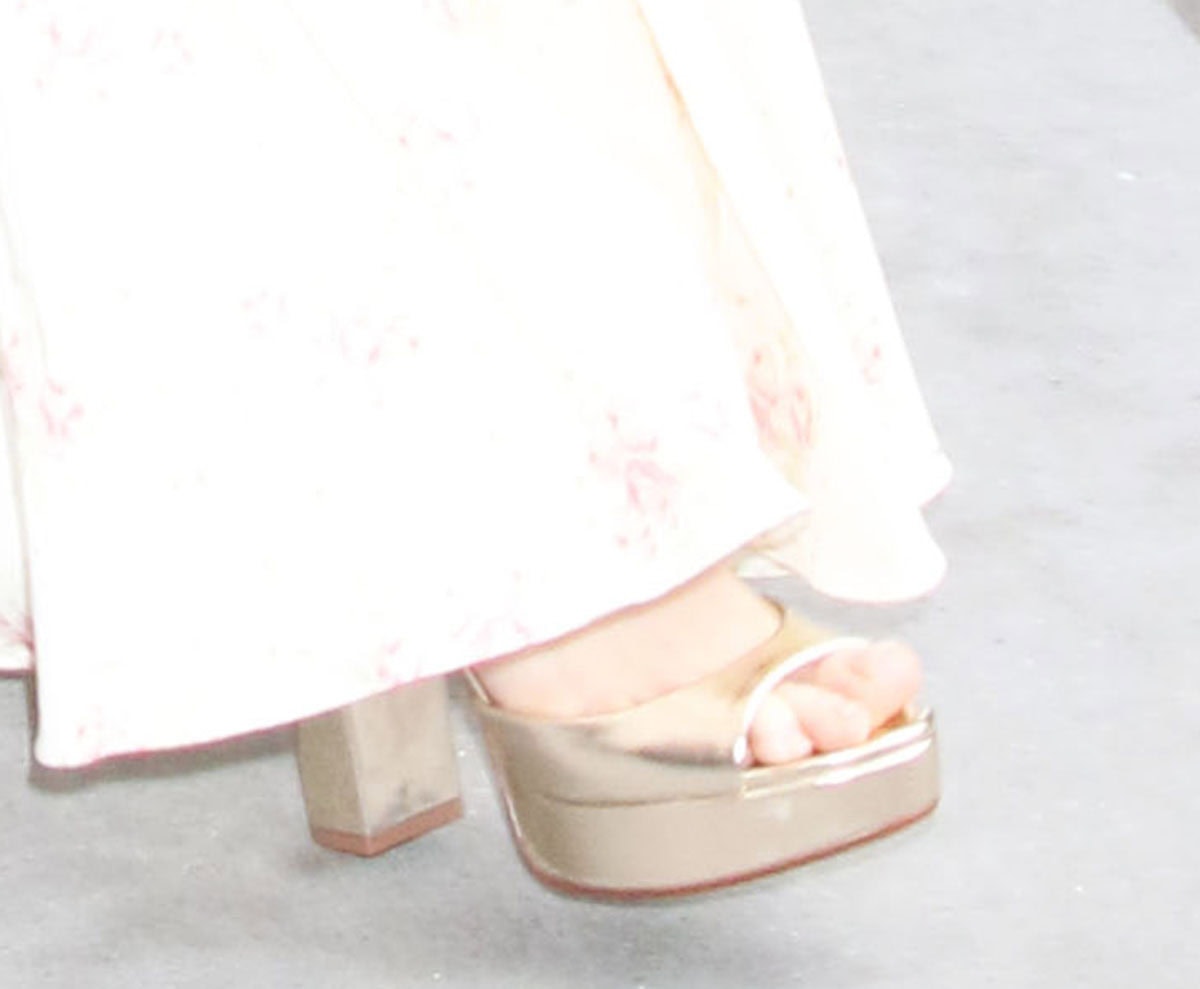 Isla Fisher elevates her summer dress with pale gold Stuart Weitzman “Dayna” platform sandals featuring peep toes, platforms, and tall block heels