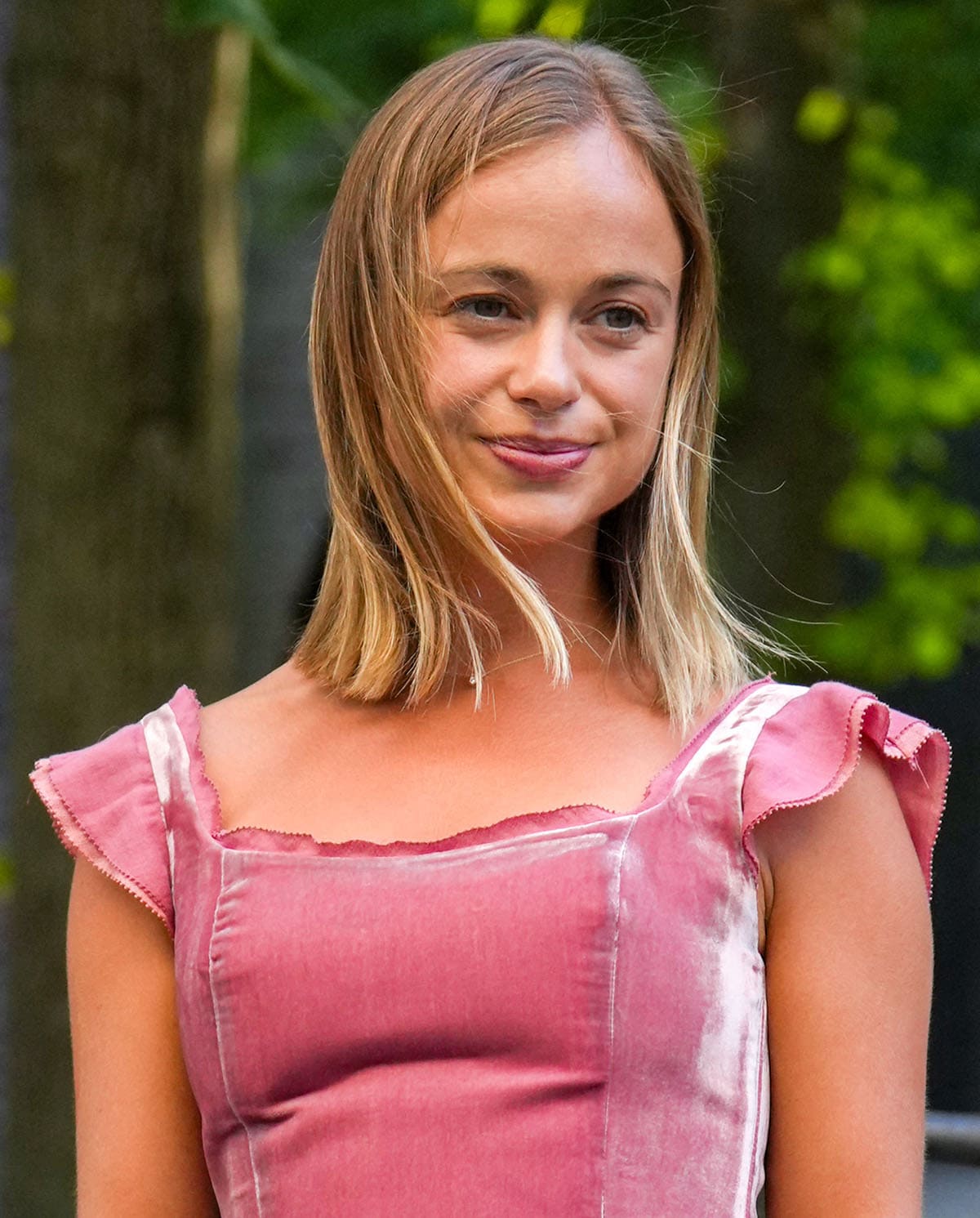 Lady Amelia Windsor keeps things cohesive by wearing soft pink makeup and carrying a fuchsia pink dumpling bag