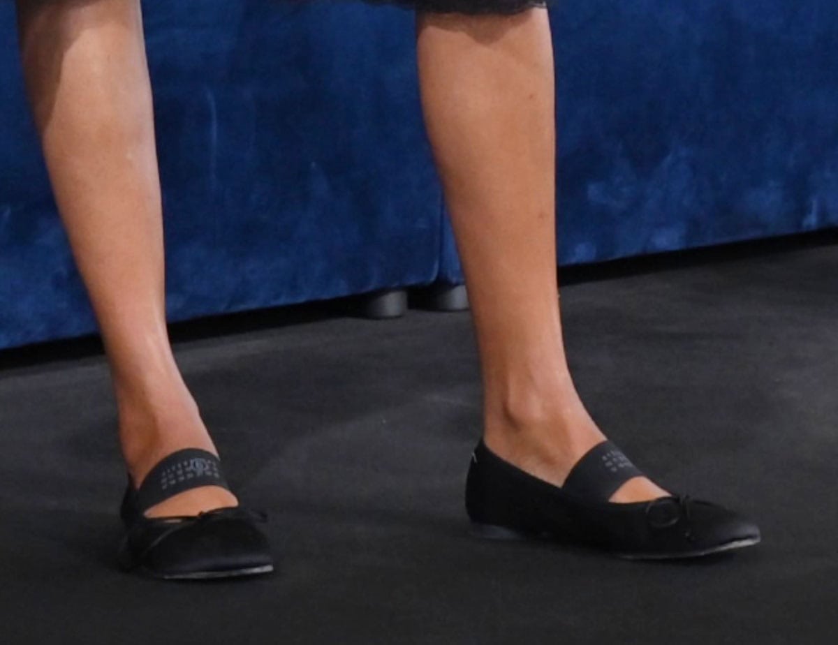 Zoe Saldana slips into a pair of Maison Margiela MM6 “Anatomic Numeric” ballerinas with an elasticated Mary Jane strap designed with numbers from 0 to 23, with the number 6 encircled to represent the MM6 line