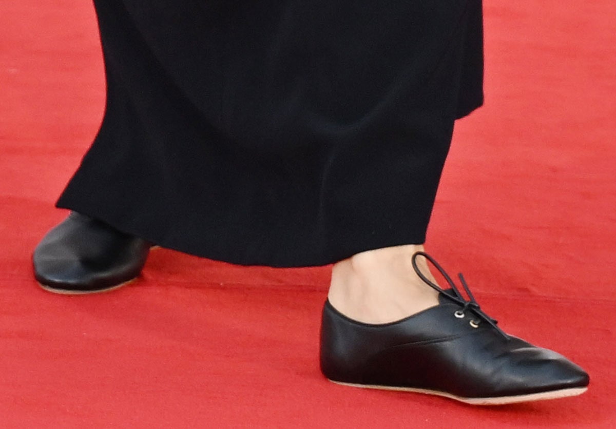 Maggie Gyllenhaal opts for comfort, wearing Celine’s Jazz lace-up shoes featuring a low profile, lace-up front, and branding on the tongue