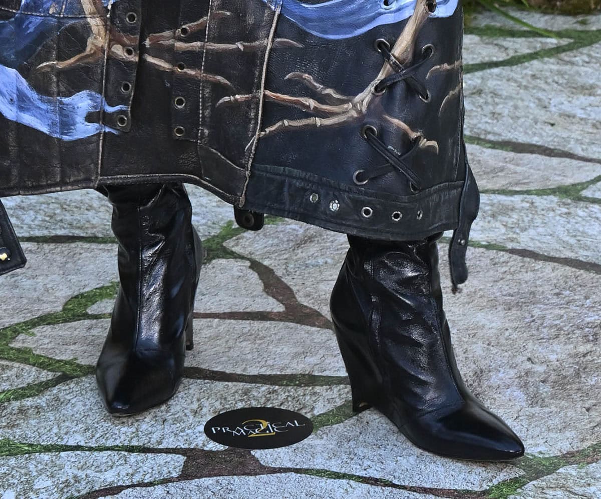 Maisie Williams adds a punk edge to her look with Maison Margiela’s heel-less boots, featuring pointed toes and a striking curved, sculptural wedge at the back